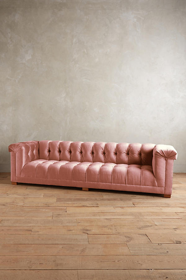 Sofá Velvet tapizado en color rosa, estilo capitoné Chesterfield - Tienda de Banquitos