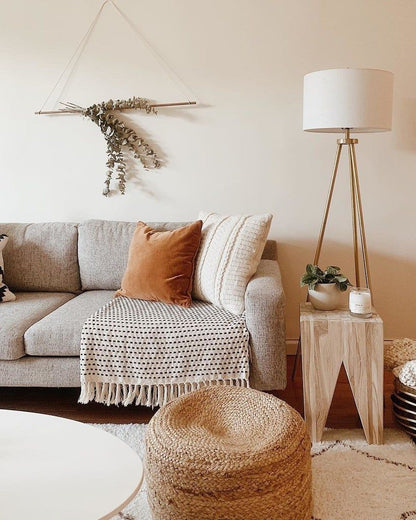 Sofá Viena tapizado en gris, detalle de almohadones y living decorado - Tienda de Banquitos