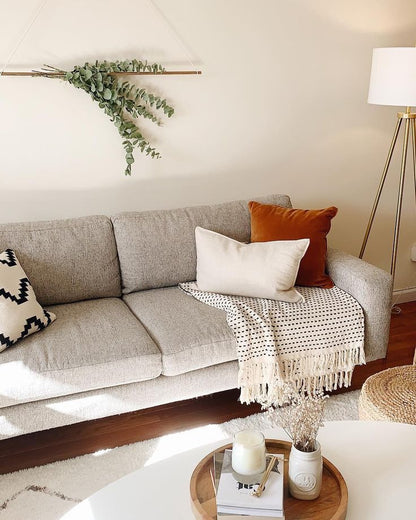 Sofá Viena tapizado en gris, ambientado en living con decoración natural - Tienda de Banquitos
