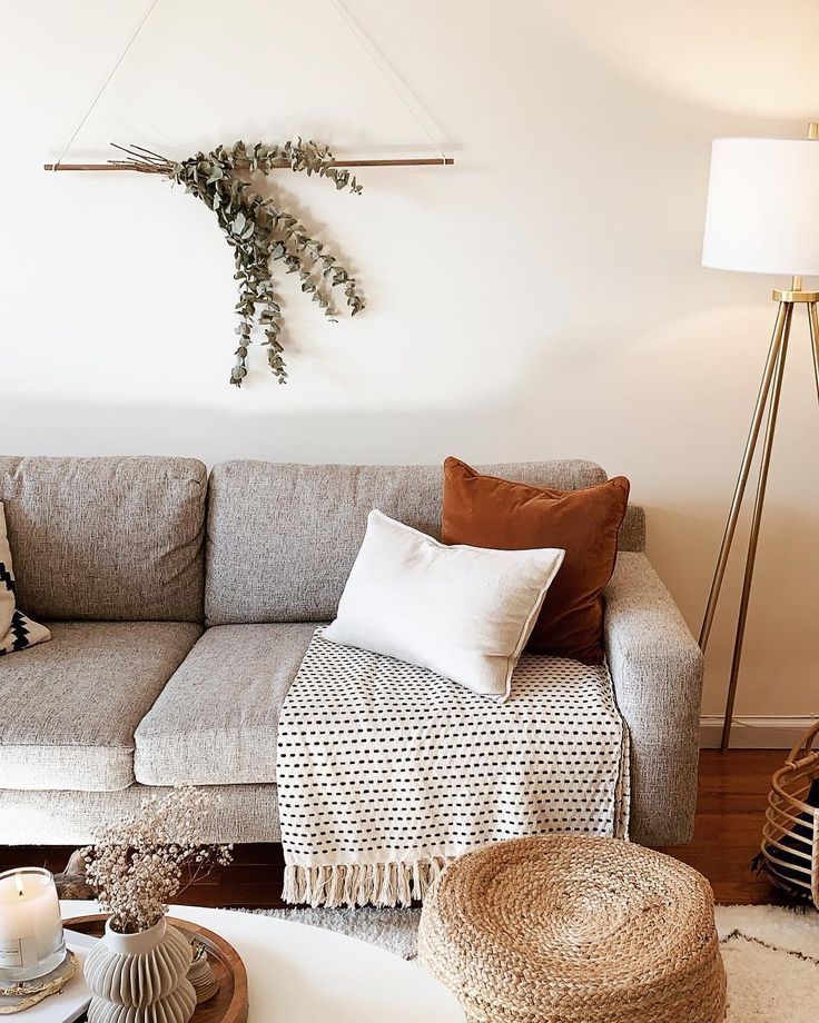 Sofá Viena tapizado en gris, vista de tres cuartos en living decorado - Tienda de Banquitos