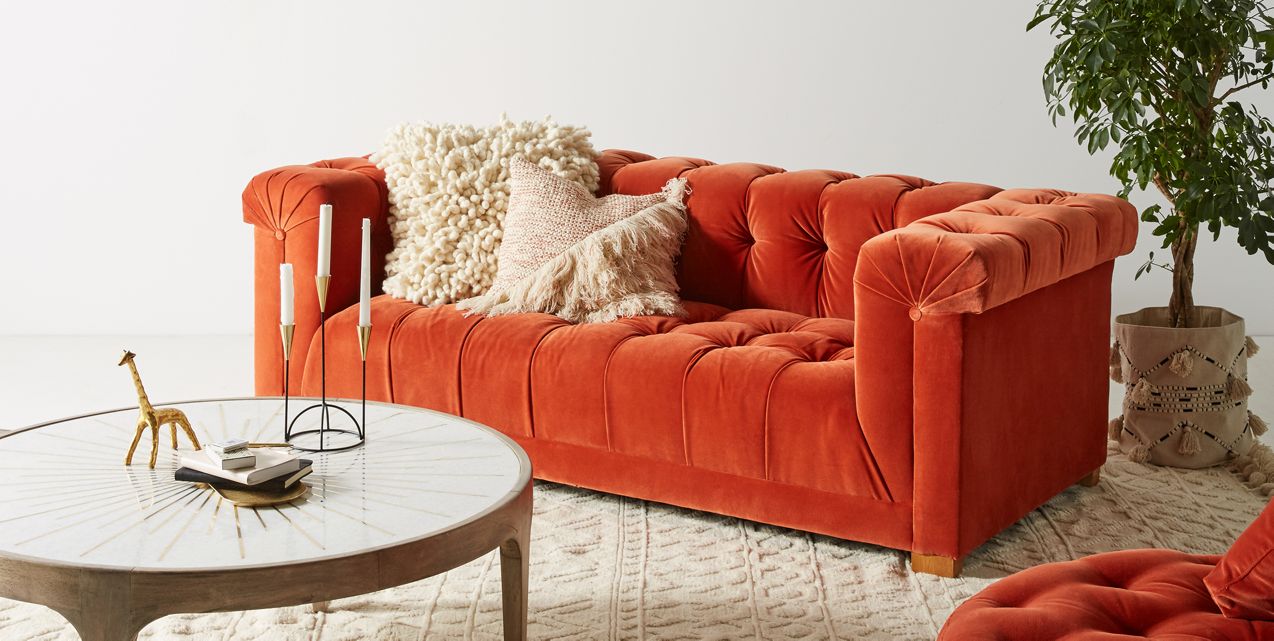 Sofá Velvet de dos cuerpos con capitoné, tapizado en terciopelo oscuro, diseño elegante para living - Tienda de Banquitos