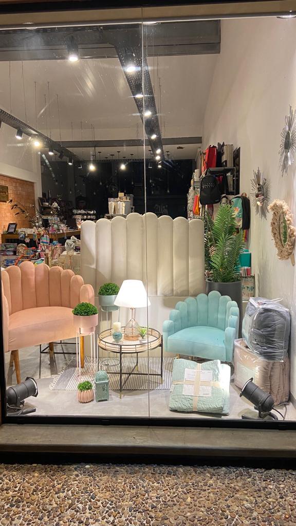 Vidriera con el Respaldo de Cama Angie blanco, el Sillón Angie rosa y el Mini Angie turquesa en Hogar & Garden, Córdoba