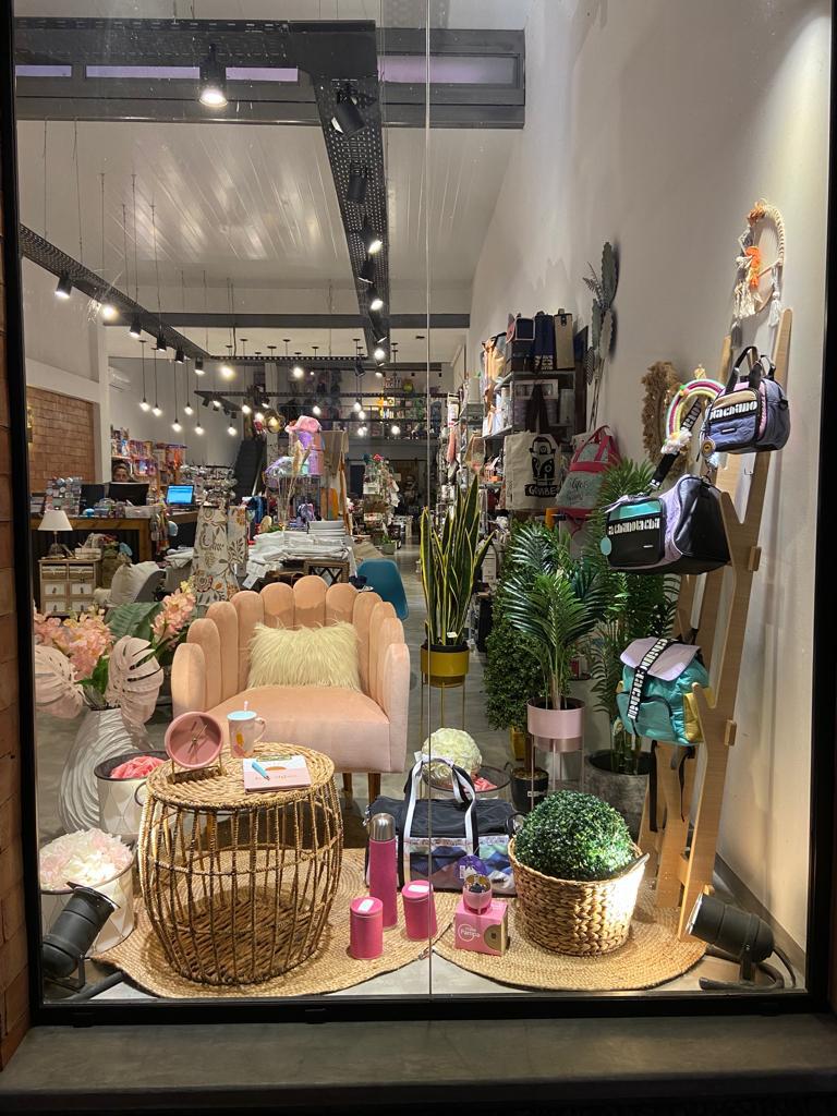 Vidriera con el Sillón Angie rosa y accesorios de deco en Hogar & Garden, Córdoba